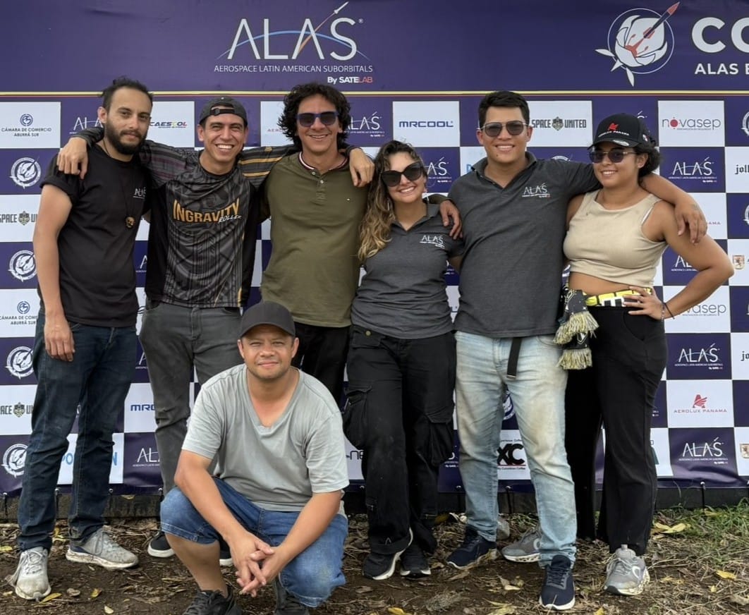 Equipo de ALAS Corporation — pioneros educación STEM aeroespacial Colombia